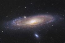 Paisaje estelar con galaxia de Andrómeda - foto de stock
