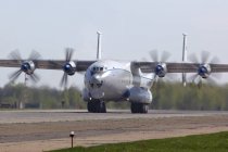 19 de mayo de 2014. An-22 Antei aviones de transporte pesado de la Fuerza Aérea Rusa despegando de la Base Aérea de Migalovo, Rusia - foto de stock