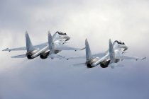 18 июня 2015 года. Кубинка, Россия. Реактивные истребители Су-30СМ ВВС России во время демонстрационного полета на военном форуме 
