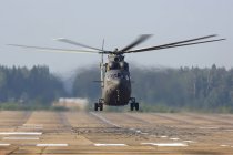 19 de septiembre de 2015. Kubinka, Rusia. Helicóptero de transporte militar Mi-26 de la Fuerza Aérea Rusa aterrizando en aeropuerto - foto de stock