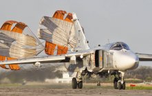 Ukraine, Base aérienne de Lutsk - 27 avril 2016 : Atterrissage d'avions Su-24 de la Force aérienne ukrainienne pendant un déploiement d'entraînement — Photo de stock