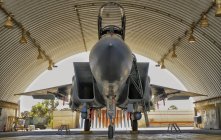 Israel, hatzerim air base - 21. Mai 2012: boeing f-15i raam parking in hangar — Stockfoto
