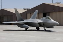 Нью-Мексико, база ВВС США - 10 мая 2010 года: F-22 Raptor выкатился за пределы взлетно-посадочной полосы для выполнения тренировочного полета — стоковое фото