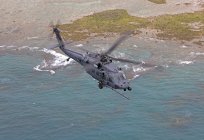 Japão, Okinawa - 24 de junho de 2009: HH-60G do 33th Rescue Squadron voando ao longo da costa de Okinawa durante a missão de treinamento fora da Base Aérea de Kadena — Fotografia de Stock