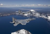 Central Oregon, Crater Lake - May 6, 2010: Two F-15 Eagles from 173rd Fighter Wing flying — Stock Photo