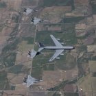 Oregon - 22 de julio de 2011: KC-135R Stratotanker repostando cuatro F-15 Eagles durante el entrenamiento de repostaje aire-aire - foto de stock