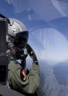 Zentraloregon - 6. Mai 2010: F-15 Pilot des 114. Jagdgeschwaders schaut Wingman während einer Trainingsmission an — Stockfoto