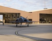Novo México, Base Aérea de Holloman - 10 de maio de 2010: F-117 Nighthawk saindo do hangar — Fotografia de Stock