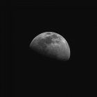 Півмісяць місяць у великому дозволі на чорному фоні — стокове фото