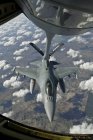 Бразилия, учения Cruzex V - 12 ноября 2010 года: Заправка истребителей F-16 Fighting Falcon с ВВС США KC-135 Stratotanker — стоковое фото