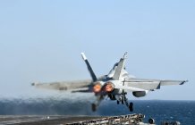 US Navy F / A-18F Super Hornet lanza desde la cubierta de vuelo del portaaviones USS Nimitz - foto de stock