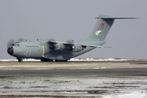 Russia, Vnukovo International Airport - March 8, 2017: Airbus A400M transport airplane of Turkish Air Force landing — Stock Photo