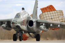 Rusia, Kubinka - 24 de abril de 2017: Su-25 avión de ataque de la Fuerza Aérea Rusa en rodaje después del aterrizaje - foto de stock