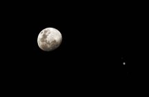 Lua e Júpiter separados por 6 graus sobre fundo preto — Fotografia de Stock