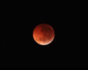 Fase de totalidad del eclipse lunar durante el solsticio de 2010 - foto de stock