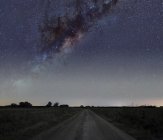 Centro da Via Láctea galáxia sobre estrada rural em Mercedes, Argentina — Fotografia de Stock