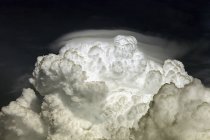 Weiße Kumulus-Stauwolke mit Pileus — Stockfoto