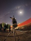 Argentina, Doyle - 21 settembre 2012: Installazione astrofotografica con luna e Via Lattea sullo sfondo — Foto stock