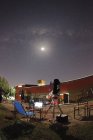 Argentina, Doyle - 21 de septiembre de 2012: Astrofotografía con luna y Vía Láctea al fondo - foto de stock