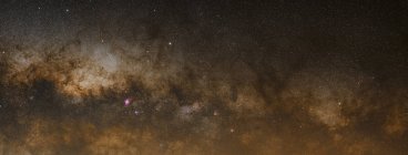 Panorama de la Vía Láctea incluyendo varias nebulosas y cúmulos - foto de stock