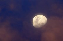 Luna entre nubes de colores al atardecer, Buenos Aires, Argentina - foto de stock