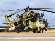 Brasil, Natal - 5 de noviembre de 2013: Fuerza Aérea Brasileña AH-2 Sabre Mi-35M durante el Ejercicio Cruzex 2013 - foto de stock