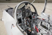 Romênia, Camp Turzii - 1 de abril de 2015: cockpit de vidro atualizado do MiG-21 Lancer C da Força Aérea Romena — Fotografia de Stock