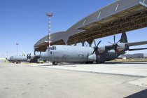 Ізраїль, Nevatim Air Force Base - 17 травня 2015: Ізраїльські військово-повітряні сили C-130j-30 Shimshon на рампу — стокове фото