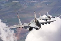 Bulgaria, Base Aérea Graf Ignatievo - 7 de octubre de 2015: aviones MiG-29 búlgaros y polacos volando juntos - foto de stock