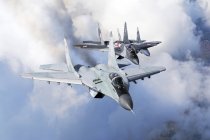 Болгария, авиабаза Граф Игнатьево - 7 октября 2015 г.: Самолеты МиГ-29 ВВС Болгарии и Польши летают вместе — стоковое фото