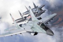 Bulgarien, Luftwaffenstützpunkt Graf ignatievo - 7. Oktober 2015: Flugzeuge der bulgarischen und der polnischen Luftwaffe fliegen zusammen — Stockfoto