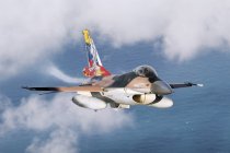 Brasile, Cruzex 2013 - 5 novembre 2013: Special painted Venezuelan Air Force F-16A flying over Brazil — Foto stock