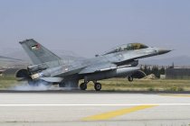 Turquía, Konya - 18 de junio de 2014: Real Fuerza Aérea Jordana F-16BM aterrizando en pista mientras asistía al ejercicio internacional Anatolian Eagle 2014-2 - foto de stock