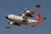 Turkey, Izmir - June 4, 2011: Turkish Air Force C-130E Hercules wearing paint scheme of Turkish Stars during flypast — Stock Photo