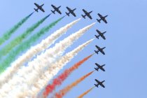 Turkey, Izmir Air Show - June 4, 2011: Italian Air Force aerobatic team Frecce Tricolori performing — Stock Photo