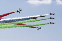 Marruecos, International Marrakech Air Show (IMAS) - 31 de abril de 2016: Equipo acrobático de Emiratos Árabes Unidos, aviones MB-339NAT realizando - foto de stock