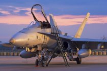 Rumania - 28 de marzo de 2016: Real Fuerza Aérea Canadiense CF-188 (F / A-18A) Hornet preparándose para el despegue nocturno - foto de stock