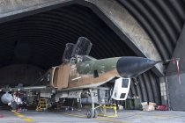 Grecia, Base Aérea de Larissa - 28 de marzo de 2017: La Fuerza Aérea Helénica RF-4E Phantom II está siendo revisada - foto de stock