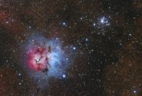 Nebulosa Trifida y cluster Messier 21 en Sagitario en alta resolución - foto de stock