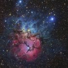 Nubes de gas brillante se mezclan con carriles de polvo en la nebulosa Trifid - foto de stock