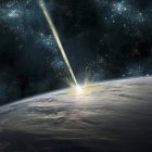 Meteorito golpeando la Tierra, nubes cubriendo el área oceánica del planeta - foto de stock
