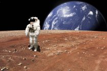 Astronaut überprüft Situation nach Marodierung auf unfruchtbarem Planeten — Stockfoto