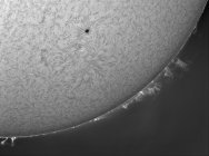 Sol H-alfa com proeminências solares no espaço sideral — Fotografia de Stock