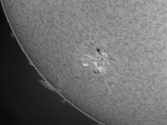 Sol H-alfa con manchas solares y prominencias solares en el espacio exterior - foto de stock