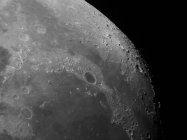Vue de la lune montrant le cratère d'impact Platon en haute résolution — Photo de stock