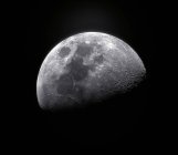 Luna gibbous encerado en alta resolución sobre fondo negro - foto de stock