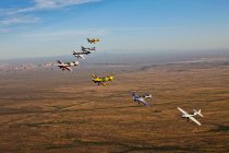 Arizona, Mesa - 6 de abril de 2013: Aviones acrobáticos Extra 300 volando en formación durante el entrenamiento APS - foto de stock