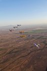 Arizona, Mesa - 6 de abril de 2013: Aeronaves acrobáticas Extra 300 volando en formación durante el entrenamiento APS - foto de stock