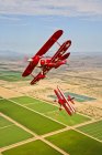 Arizona, Chandler - 6 settembre 2007: Due biplani acrobatici S-2A speciali Pitts che volano — Foto stock
