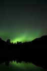 Aurora Verde sopra Kincolith River, Kincolith, Columbia Britannica, Canada — Foto stock